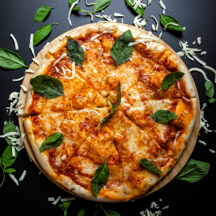 Pizza von oben, frisch aus dem Ofen